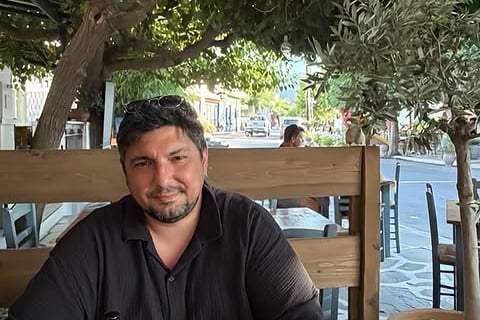 Ο Spinus σε κοντινό πορτρέτο από το επίσημο Instagram του SpinusTV